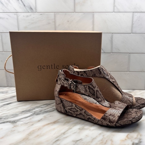 WOMEN'S Gentle Souls By Kenneth Cole Gisele Wedge Sandal, Antique Gold Metallic - Picture 5 of 12